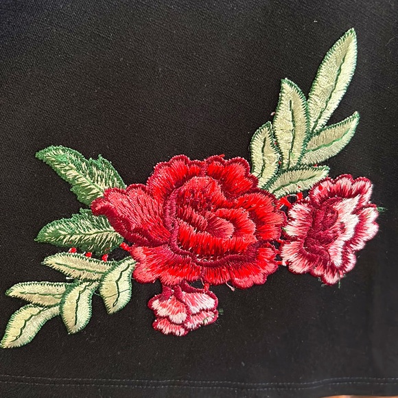 NWT⭐️JOE B Black SKIRT with Roses🌹Size SMALL Pull-On Skater Style w/STRETCH🖤 - Picture 3 of 8